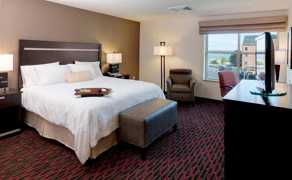 Hampton Inn Portland Downtown Waterfront Buitenkant foto